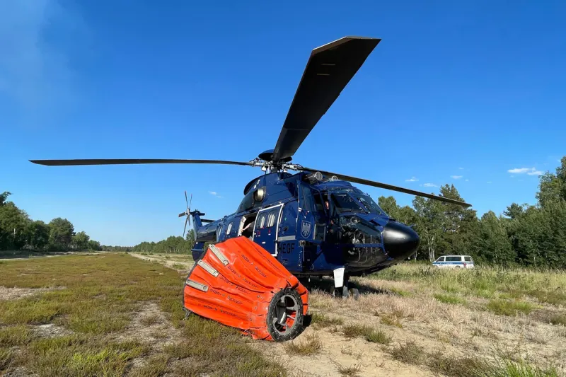 Jüterbog BB – Bundespolizei wirft über 75.000 Liter Löschwasser bei Waldbrand ab
