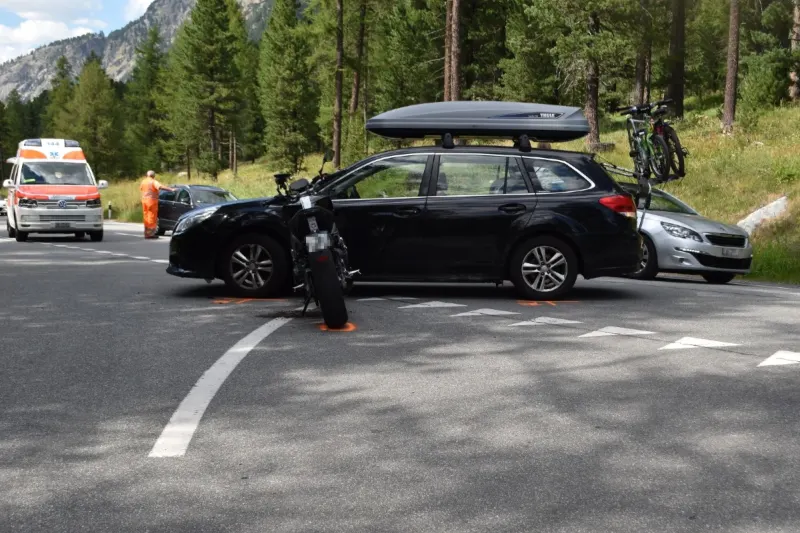 Pontresina GR - Überholender Motorradlenker verletzt sich bei Kollision mit abbiegendem Auto