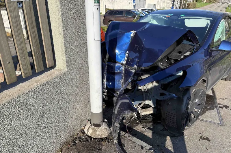 Turgi AG – Bei Unfall heftig in Gartenmauer gekracht