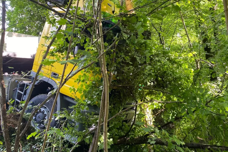 Läufelfingen BL - Sattelschlepper kommt von der Fahrbahn ab