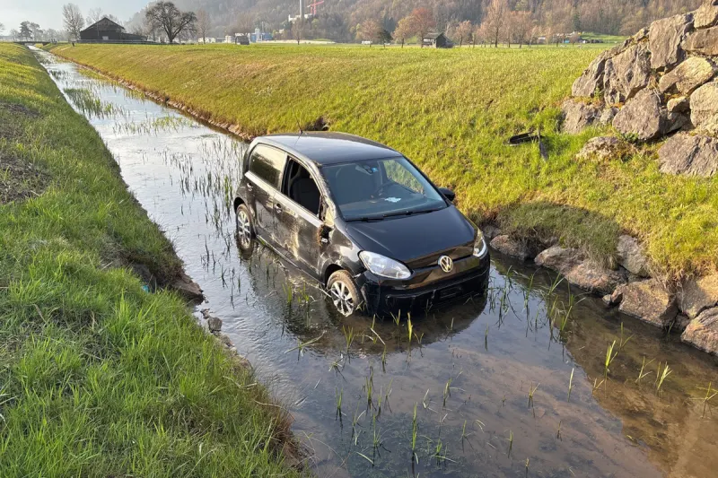 Bilten GL – Autofahrer landet nach Unfall im Bach und flüchtet