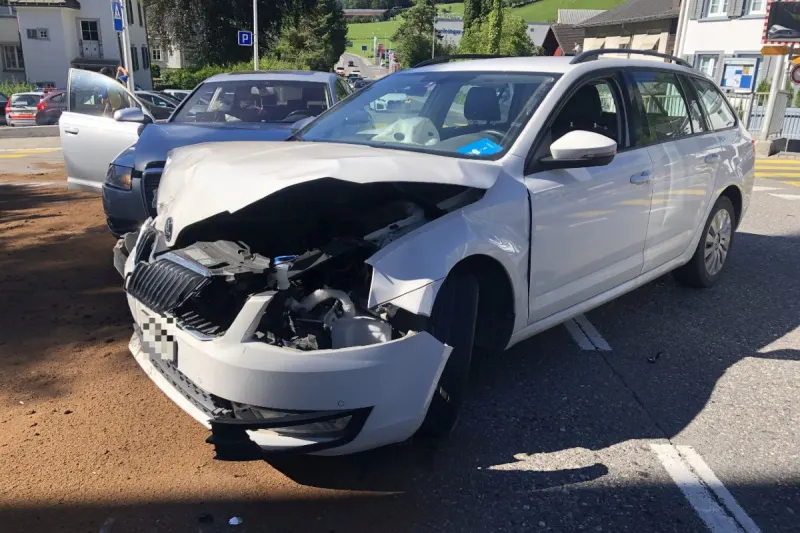 Mitlödi GL - Beim Abbiegen korrekt fahrendes Auto übersehen und verunfallt