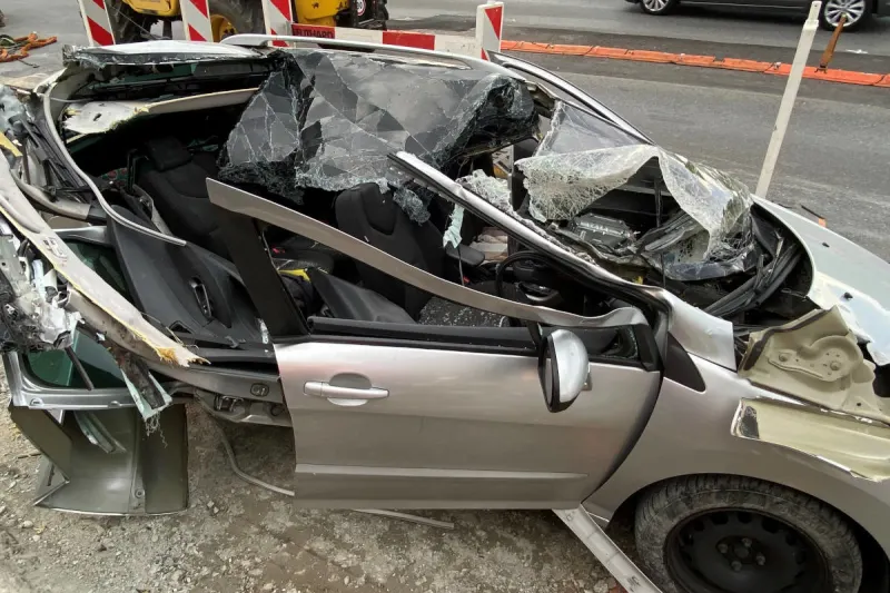 Hünenberg ZG – Hoflader reisst Autoseite auf