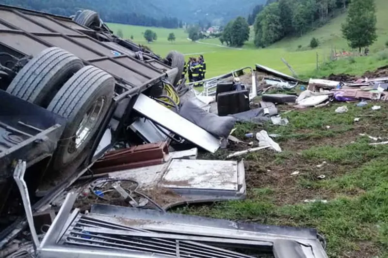 Weißenberg - Bus stürze 100 m über eine steile Böschung ab!