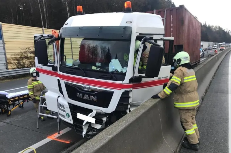 St. Georgen im Attergau – Kollision durch Reifenplatzer auf der A1