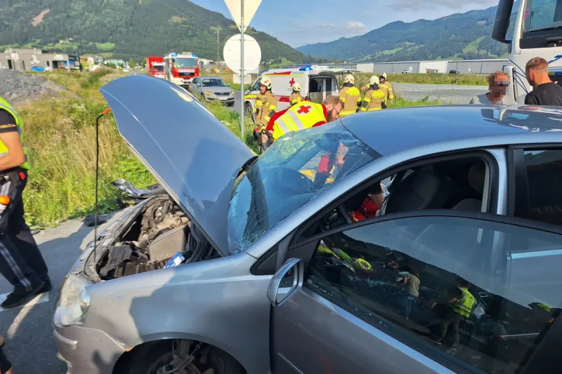 Zell am See S – Frau bei Unfall eingeklemmt