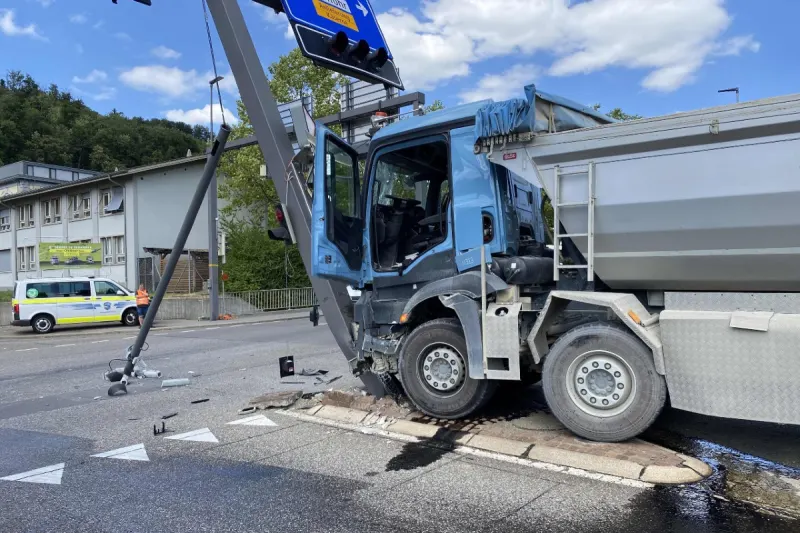 Brugg AG - 70-Jähriger prallt mit Muldenkippen gegen Lichtsignal