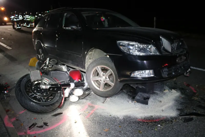 Unfall in Appenzell AI – Motorradfahrer unter Auto eingeklemmt