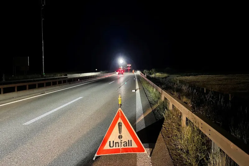 A4 Dachsen ZH – Automobilist fährt Motorradlenker an und begeht Führerflucht