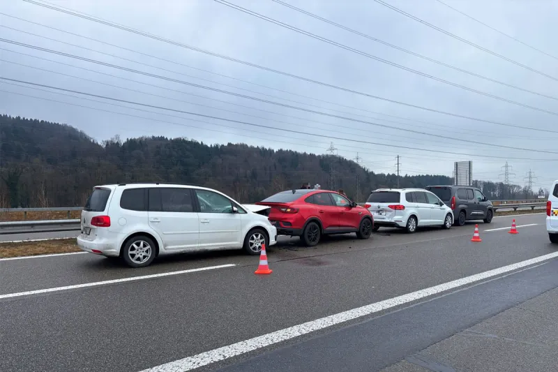 A3 Benken GL – Vier Fahrzeuge prallen ineinander