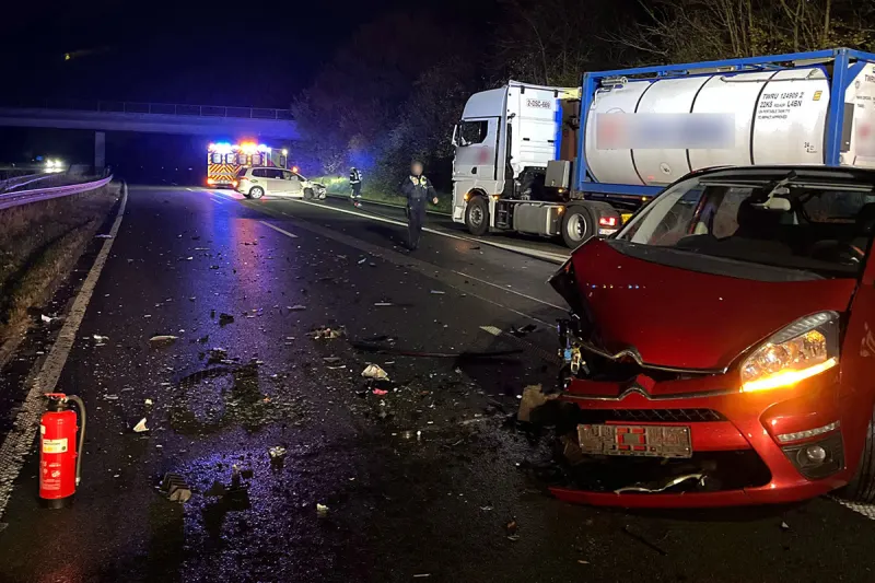A46 Düsseldorf NW – Falschfahrer verursacht Unfall mit zwei Verletzten