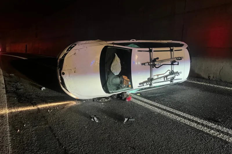 Sisikon UR – Fahrzeug überschlägt sich bei Unfall