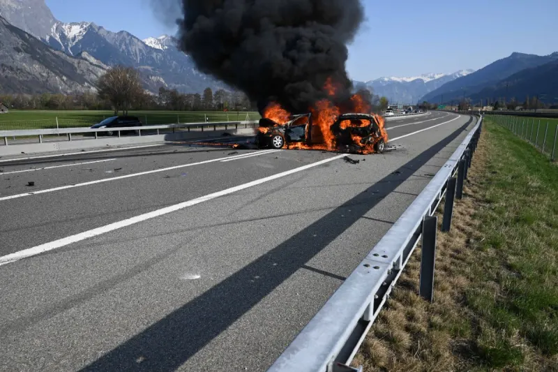  Vilters SG - Auto bleibt auf Autobahn stehen - Heftige Kollision mit Autobrand die Folge!