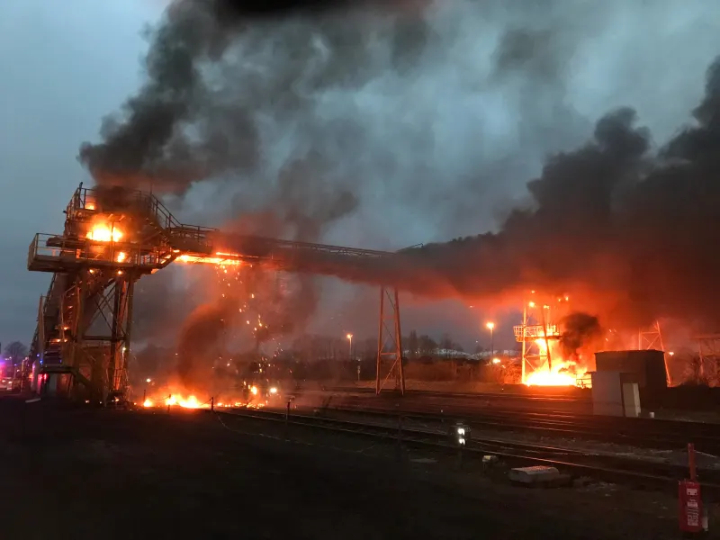 Großbrand im Kohlehafen Bottrop: Feuerwehr verhindert Ausbreitung