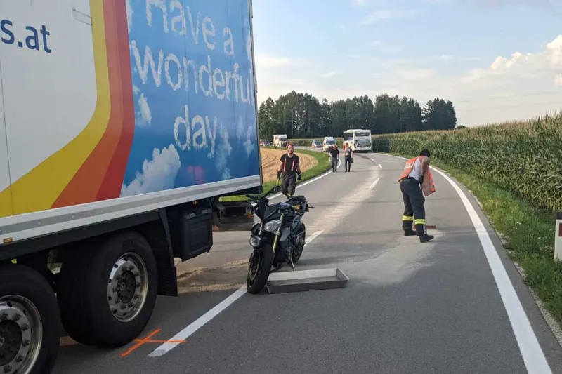 Rüstorf - Lastwagen schleift Motorrad 150 Meter weit mit!