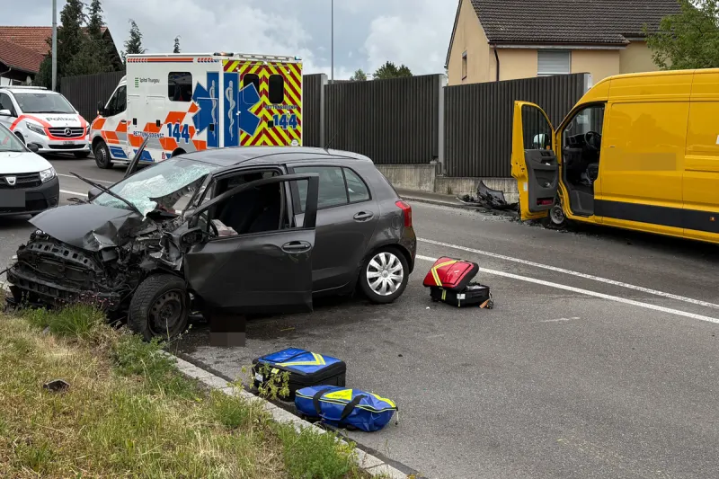 Berg TG – Frontale Kollision zwischen Auto und Lieferwagen