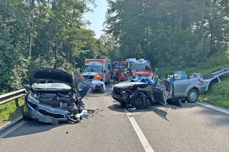 Heftiger Unfall in Altenklingen TG – Zwei Autos kollidieren frontal