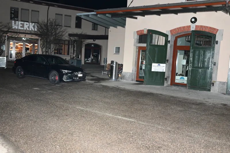 Unfall in Rapperswil-Jona SG – Lenker prallt gegen Tor