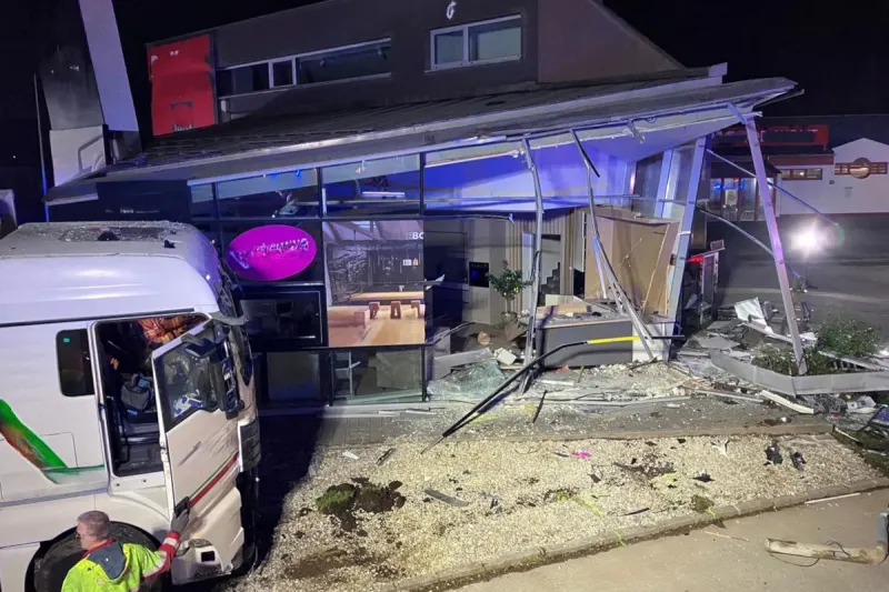 Eugendorf – Lkw kracht nach Unfall in Gebäude