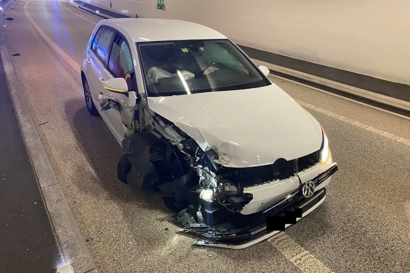 A22 Liestal BL – Personenwagen kollidiert mit Leiteinrichtung