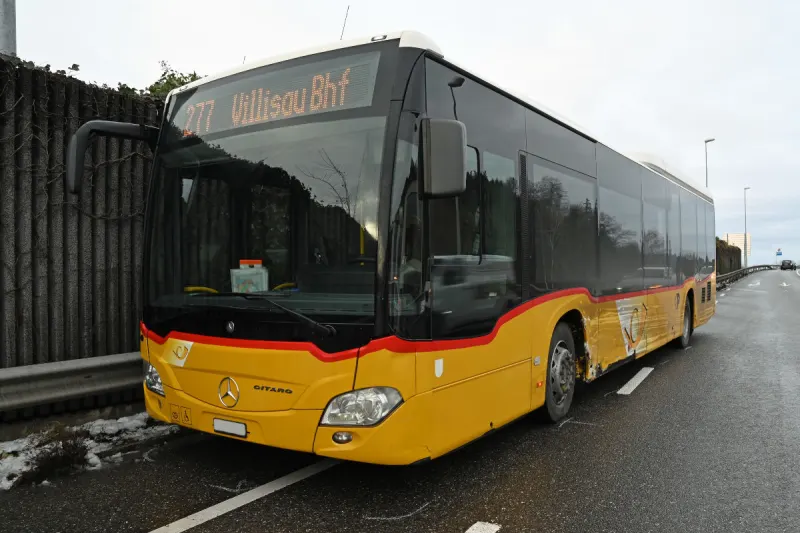 Altishofen LU – Unfall zwischen Pkw und Postauto