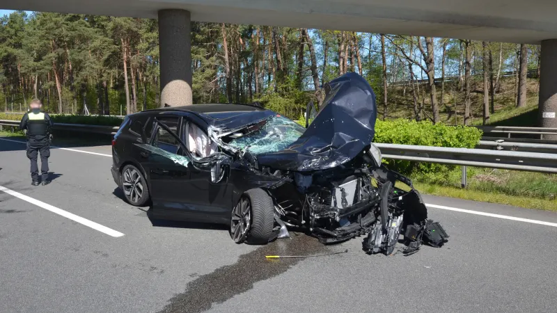 A27 Kirchlinteln – Pkw prallt in Heck von Sattelzug