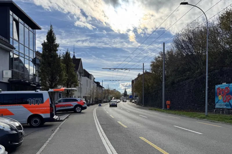 Unfall in St.Gallen – Autofahrer übersieht Frau beim Rückwärtsfahren