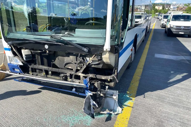 Steinhausen ZG – Kollision zwischen Auto und Linienbus