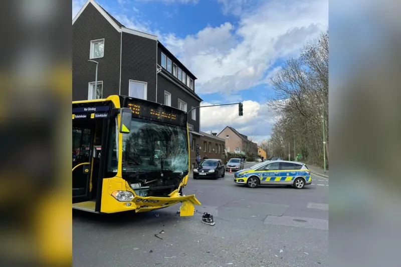 Zwei Unfälle in Essen: Linienbus kollidiert mit Kleintransporter, mehrere Verletzte & Kollision mit fünf Fahrzeugen auf der A52