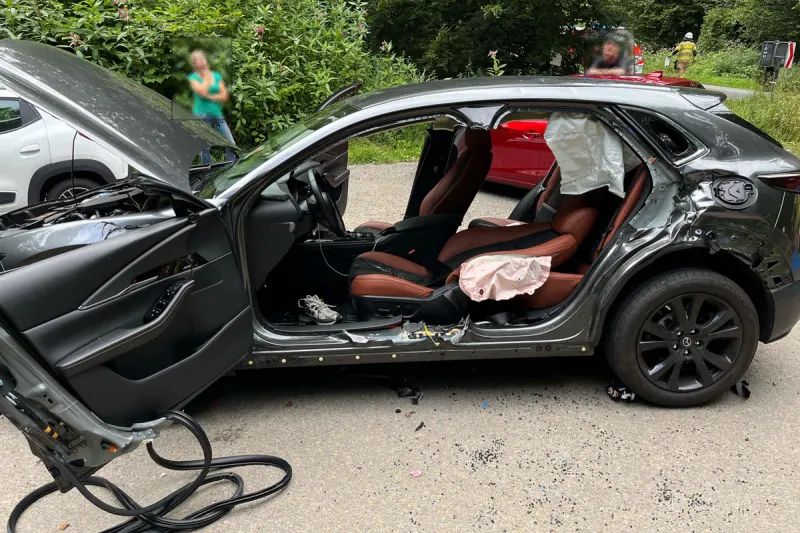 Odenthal NW – Fahrer bei Unfall von Lkw mit Pkw schwer verletzt