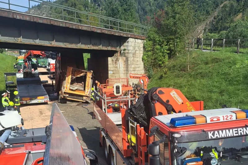 Unfall in St. Michael ST – Lkw prallt gegen Brücke