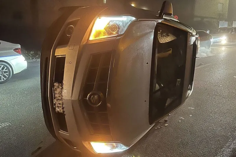 Bottmingen BL – Auto kippt nach Unfall 
