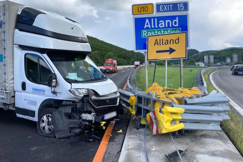 Alland – Kleintransporter kracht in Aufpralldämpfer