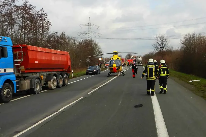 Ahlen - Motorradfahrer unter LKW eingeklemmt