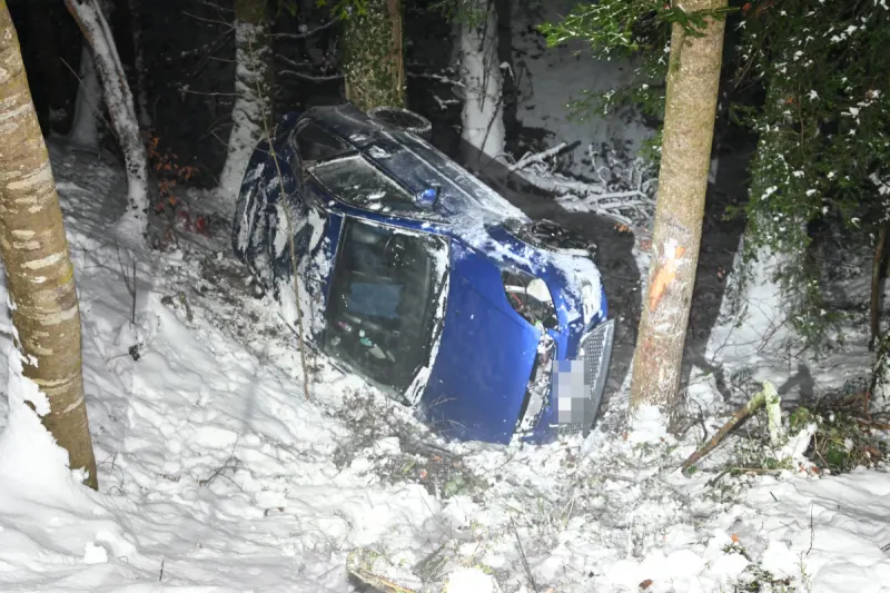 Unfall in Oberhelfenschwil SG – Fahrunfähiger Lenker kommt von Strasse ab