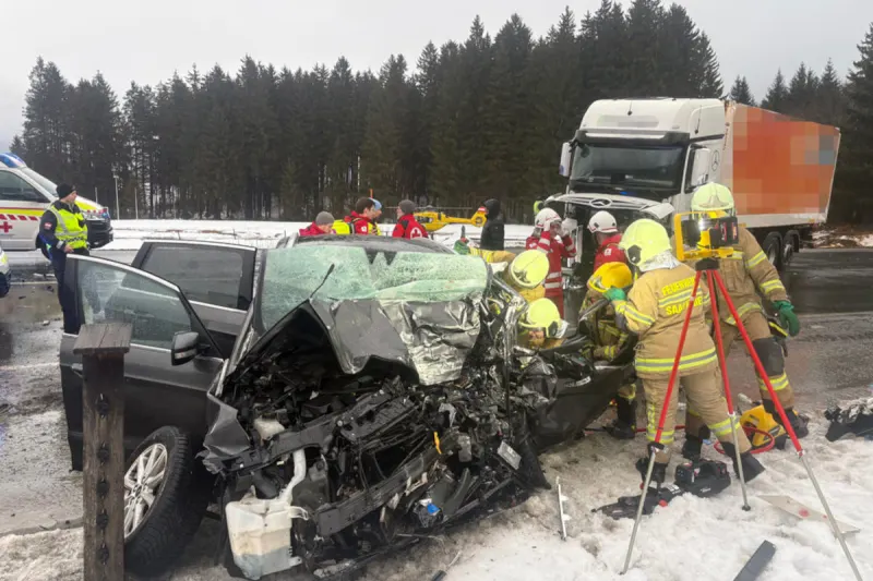 Saalfelden – Drei Verletzte bei Unfall mit Lkw