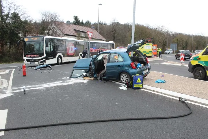 Aachen: Zusammenstoß zwischen Bus und Pkw