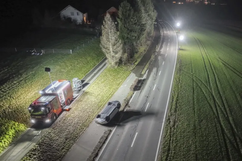 Amriswil TG - Mercedes drängt Auto beim Überholen ab 