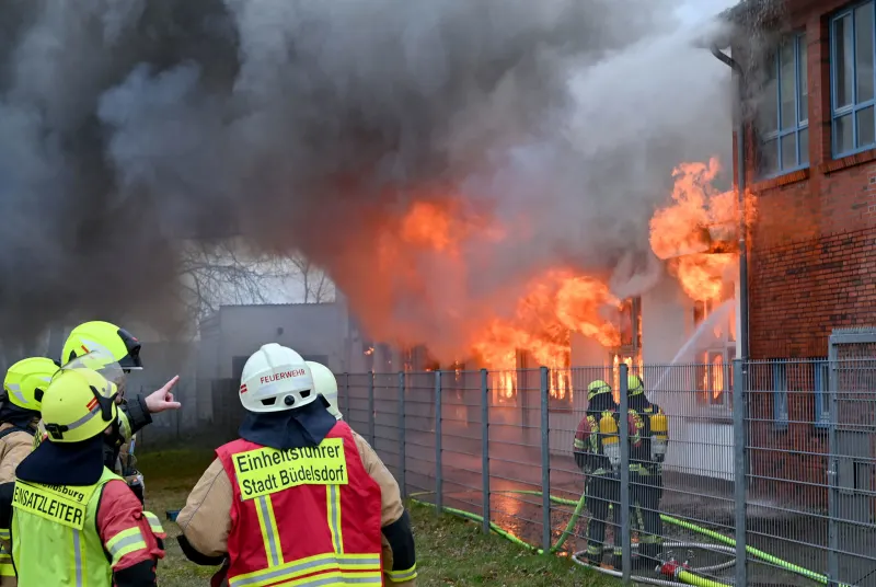 Rendsburg – 85 Feuerwehrleute bekämpfen Großfeuer