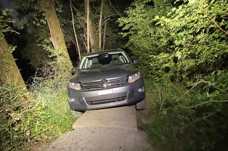 Risch Rotkreuz ZG – Auto steckt auf Holzbrücke fest