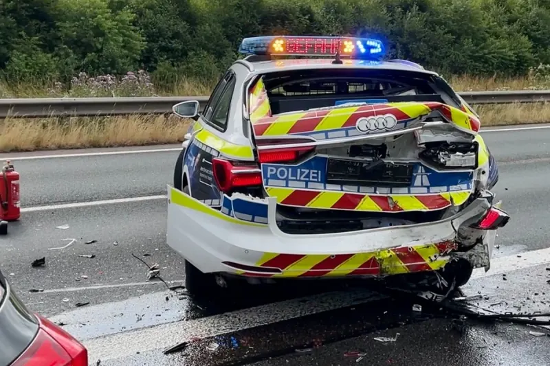 Laudert (DE) - Ford kracht ungebremst in Polizeiauto