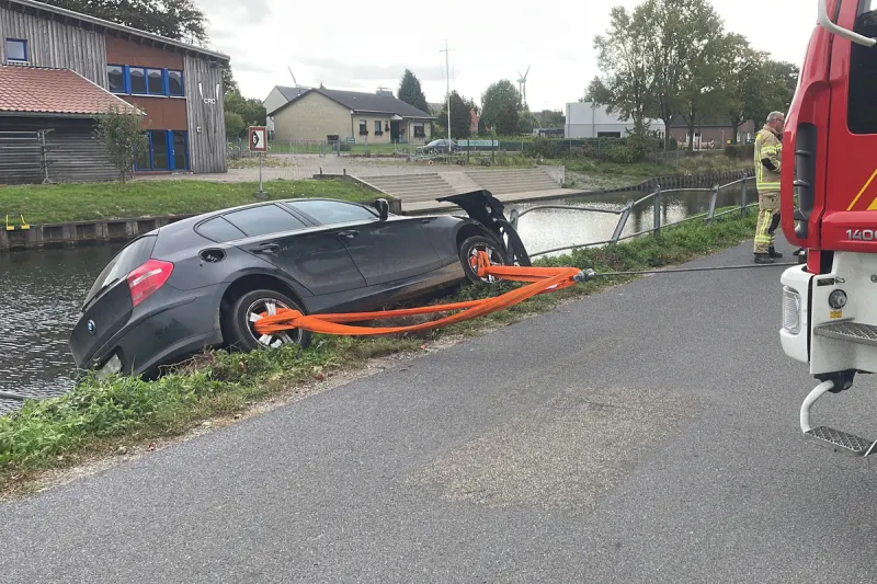 Kleve NW – Auto rutscht nach Unfall Böschung zum Kanal hinab