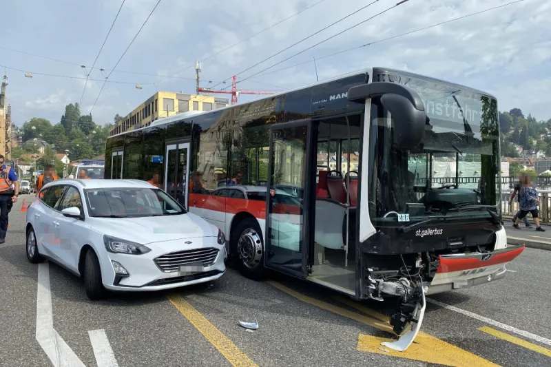St. Gallen - Personenwagen überfährt Sicherheitslinie und kollidiert mit Bus