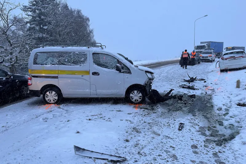 Herisau AR – Unfall zwischen Lieferwagen und Auto