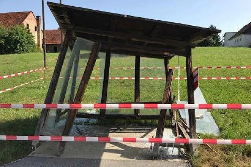Sankt Ruprecht an der Raab - Lkw kracht gegen Bushaltestelle und geflüchtet!