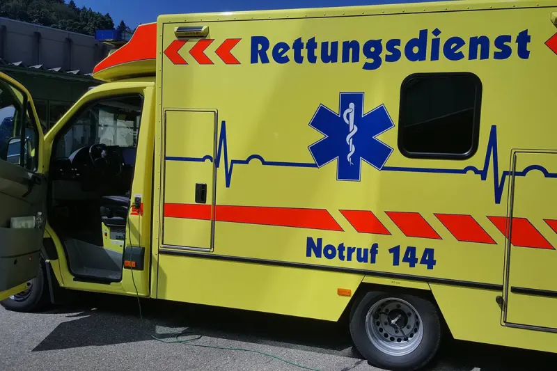 Unfall in Romanshorn TG – Velofahrer von Auto in Kreisel angefahren