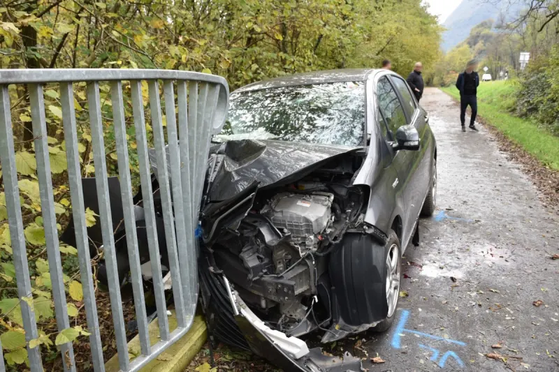 Unfall in San Vittore GR – Lenker prallt gegen Brückengeländer