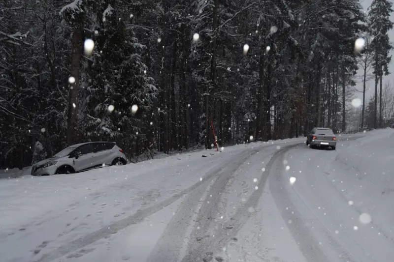 Heiden AR – Schneebedeckter Strasse in den Gegenverkehr gerutscht