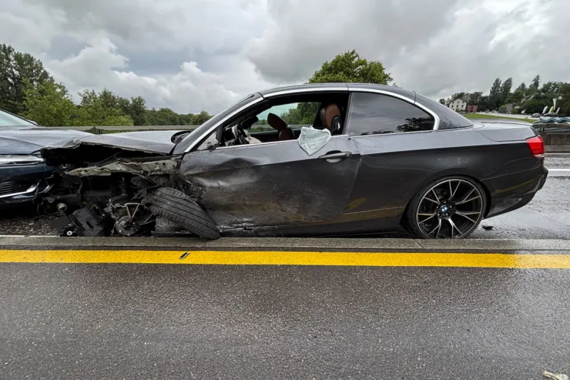 Heftiger Unfall in Warth TG – 18-jähriger Autolenker kollidiert mit Lastwagen