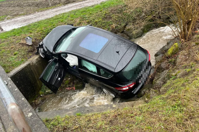 Güttingen TG - Auto landet bei Unfall im Bach